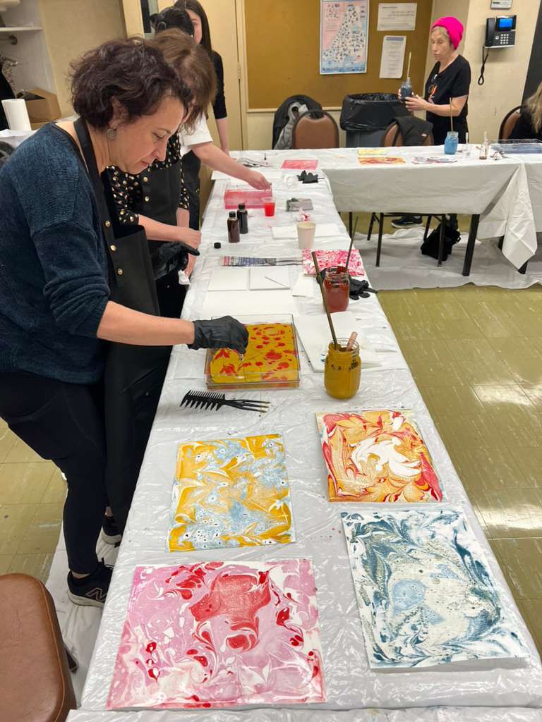 PeaceIslandsNY's tweet image. Peace Islands New York organized an arts workshop at Temple Emanuel on the Turkish art of Marbling/Ebru

#manhattan #ebru #marbling #arts #interfaith @EmanuEl_NYC