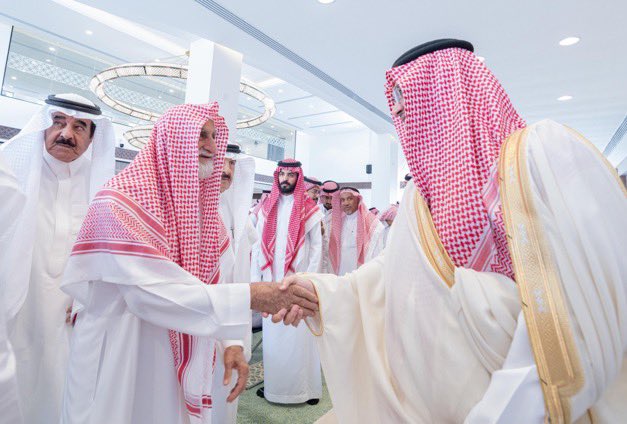 | محافظ الأحساء يؤدي صلاة الجمعة في جامع الشيخ عبدالعزيز بن عبدالله الملحم رحمه الله | 

تواصلا لبادرة الترابط الاجتماعي مع أهالي المحافظة، أدى صاحب السمو الملكي الأمير #سعود_بن_طلال بن بدر محافظ #الأحساء صلاة #الجمعة اليوم ٢٢ شوال ١٤٤٧هـ  بجامع الشيخ عبدالعزيز بن عبدالله