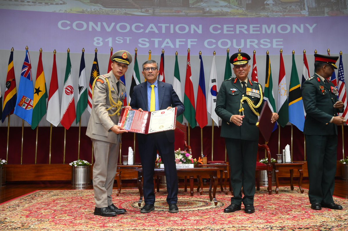 HQ_IDS_India's tweet image. The  Defence Secretary of India, Shri Rajesh Kumar Singh, IAS, visited Defence Services Staff College #DSSC on 10 Apr 26 for the Convocation Ceremony of the 81st Staff Course. He commended DSSC for its professionalism and dedicated efforts in training #FutureLeaders of the Armed