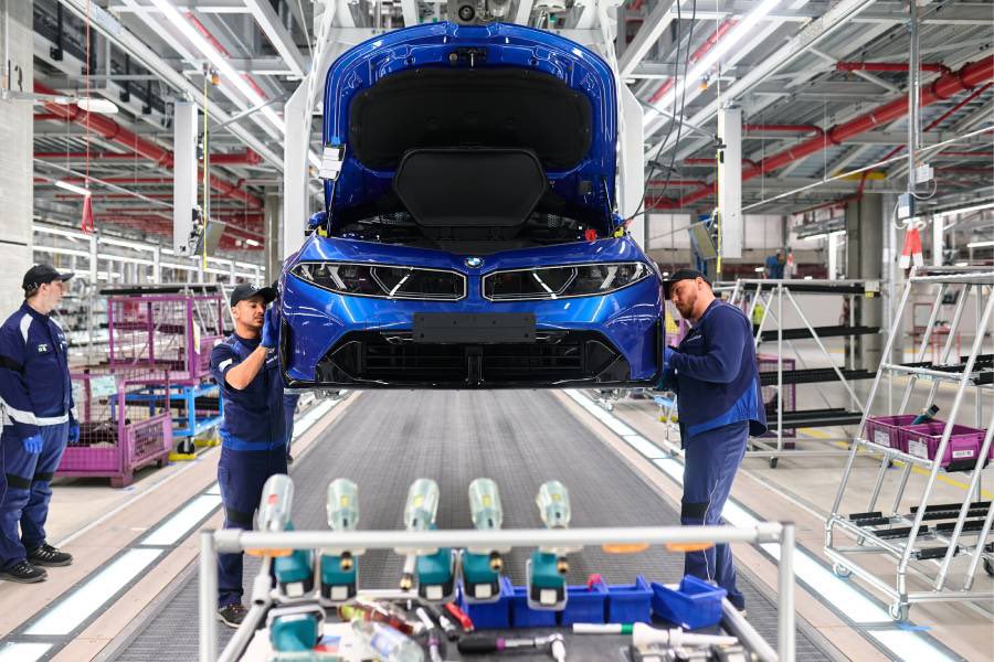 AutosTopMagazin's tweet image. La planta de BMW Group en Múnich confirmó que iniciará la producción en serie del BMW i3, el segundo modelo de la gama de la Neue Klasse, en agosto. #bmw #BMWi3 Leer más 👇
autostopmagazine.com/online/2026/04…