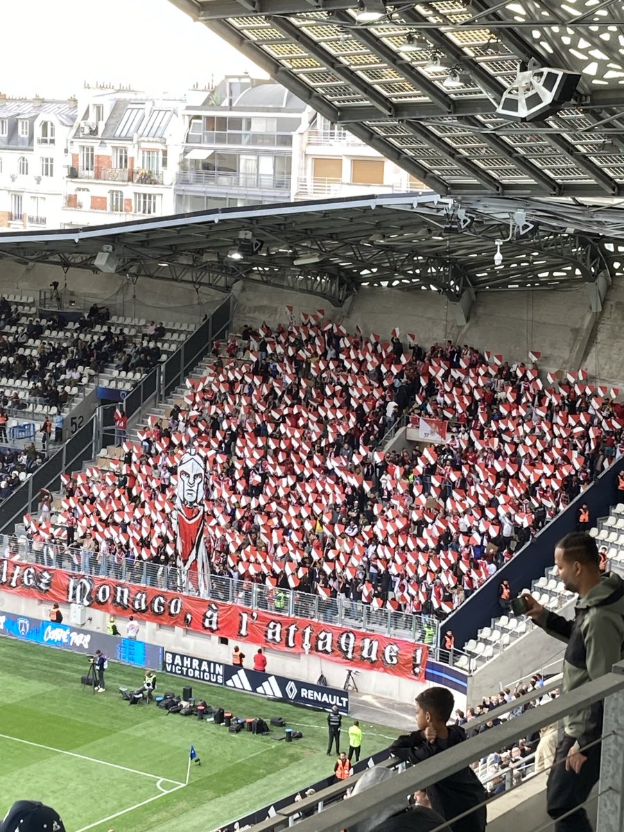 LaDiagonale_'s tweet image. Levée de boucliers en parcage. Joli tifo et original ! #PFCASM