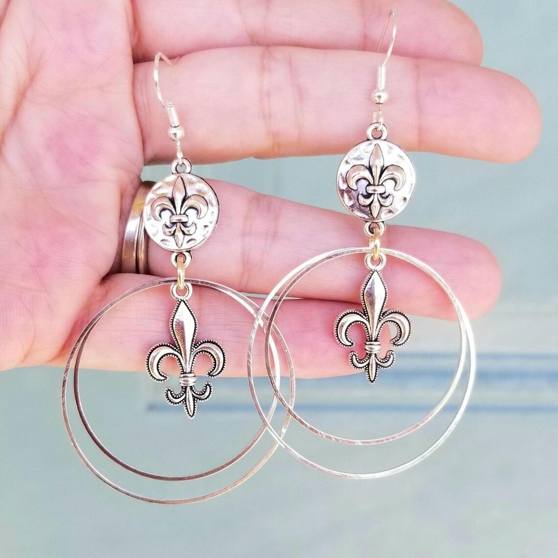 TrendingNowGift's tweet image. Large Silver Fleur de Lis Hoop Earrings #jewelry #earrings #hoops #hoopearrings #dangleearrings #fleurdelis #fleurdelisearrings #fleurdelisjewelry #fleurdelys #NewOrleans #Paris #France #handmadejewelry #Mothersday #mothersdaygift #etsy 

 etsy.me/4qeE6Jc via @Etsy