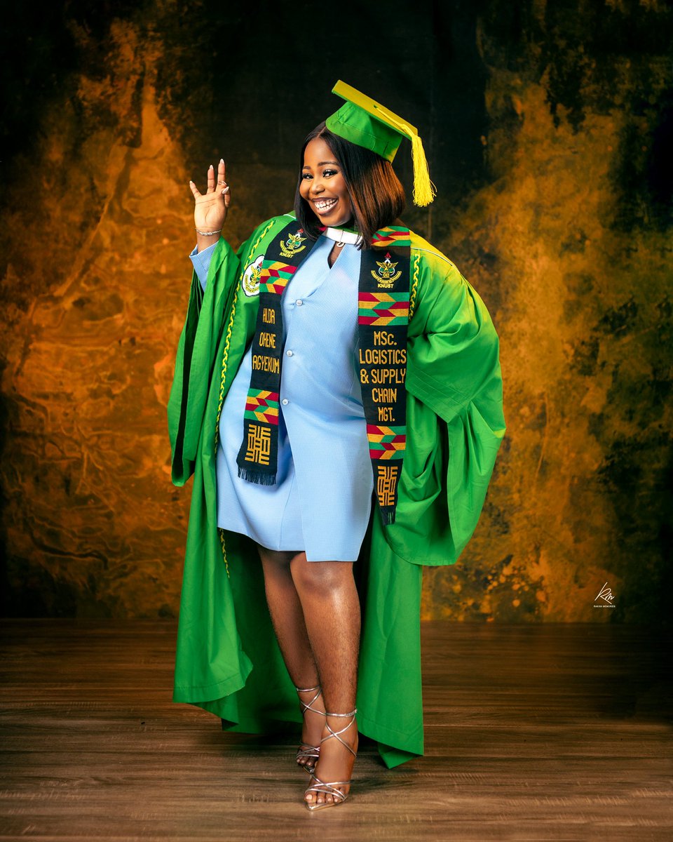 StandardWeave's tweet photo. A true feeling of honour as Hilda is spotted in our Premium fabunni kente stole and in beaming smiles. #WhyWeWeave https://t.co/L9pamhulLQ