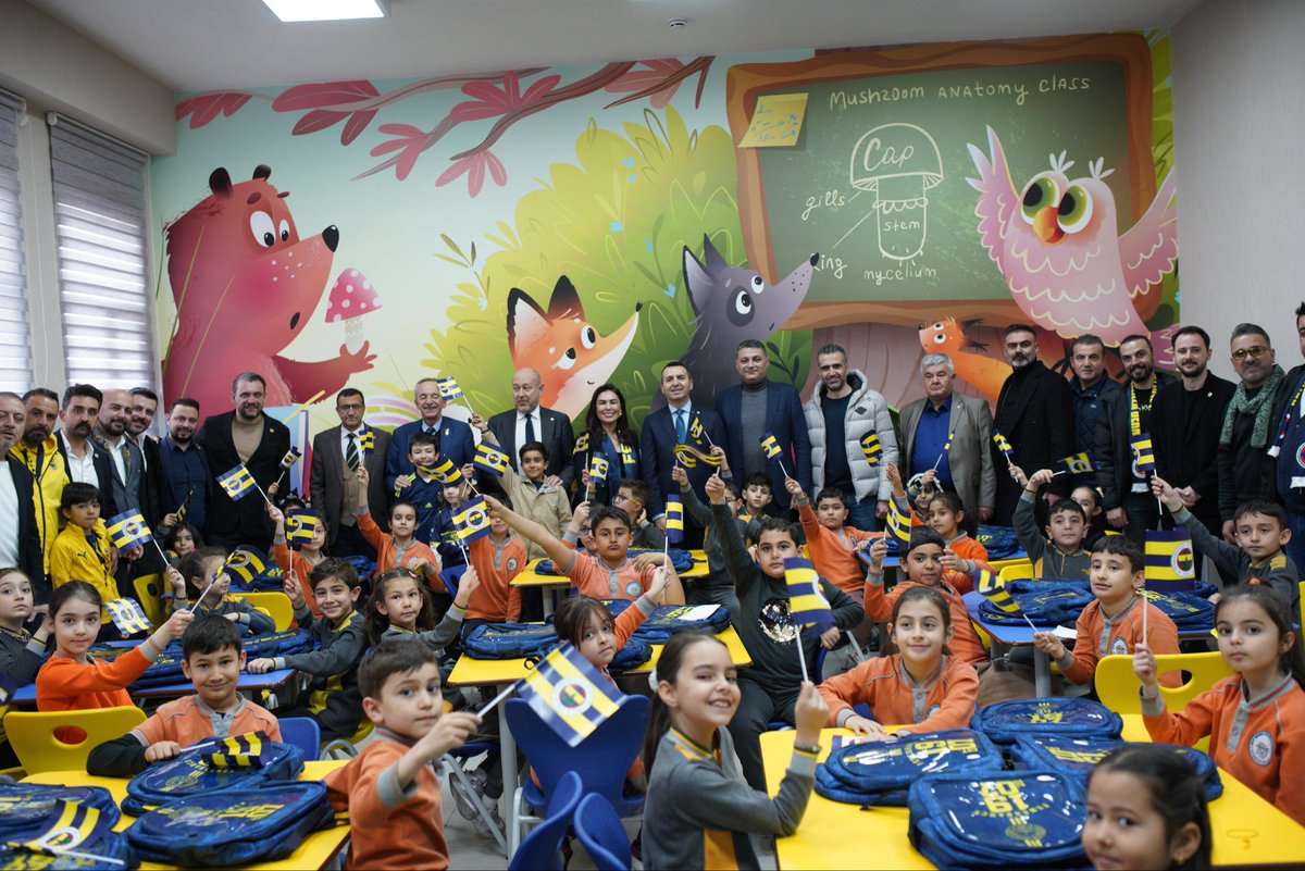 DenizciFBDerngi's tweet photo. Kayseri deplasman maçımız öncesinde, “Her Deplasman Bir Okul” projemiz kapsamında Şehit Mehmet Erdoğan İlkokulu’ndaki miniklerle bir araya geldik.
Onlara küçük hediyelerimizi ulaştırdık
Her deplasmanda bir okula dokunmaya, çocuklarımızın yanında olmaya devam edeceğiz💛💙 @SBT76 https://t.co/xBuYptvngw