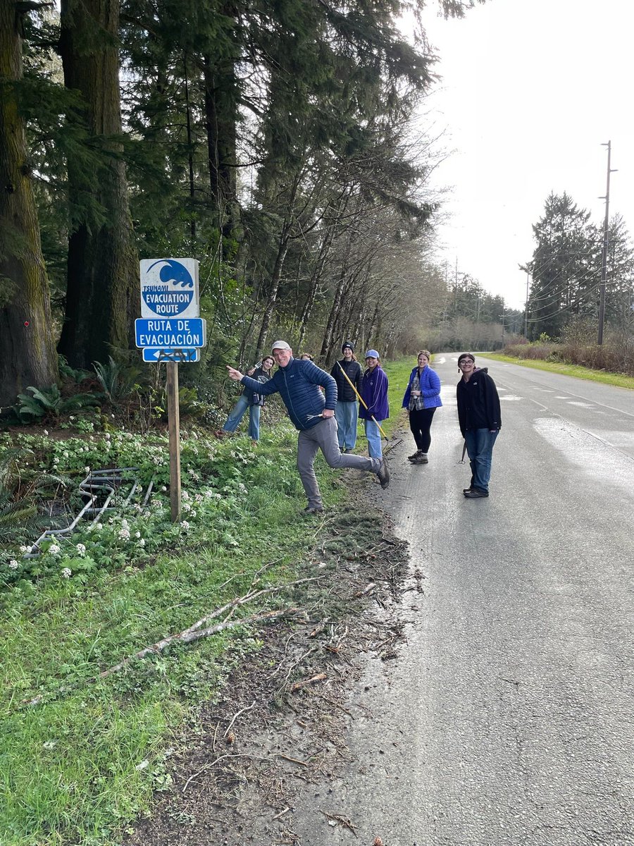 PNSN1's tweet image. Happy #Fieldwork Friday! Over UW's spring break, the Cascadia Culture and geoScience Exchange team visited Neah Bay High School to teach a week-long course on geohazards &amp;amp; preparedness. Read below to see how this program highlights the cross section between STEM &amp;amp; Makah culture!