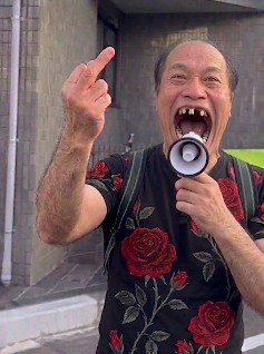 お前に教えてやるためだけに検索して拾って来ましたわ、しばき隊とか活動家の写真を
この後即端末から削除しますわ気持ち悪い

で？
歯の抜けた中年がなんでしたっけ？
活動家ですわよね現実はキモいし服とかも汚そうですけれど