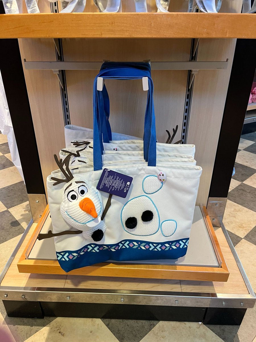 DisneyGazetteFr's tweet image. #DisneylandParis

Olaf est mis à l’honneur dans toute la gamme de produits World of Frozen ❄️

#Disney