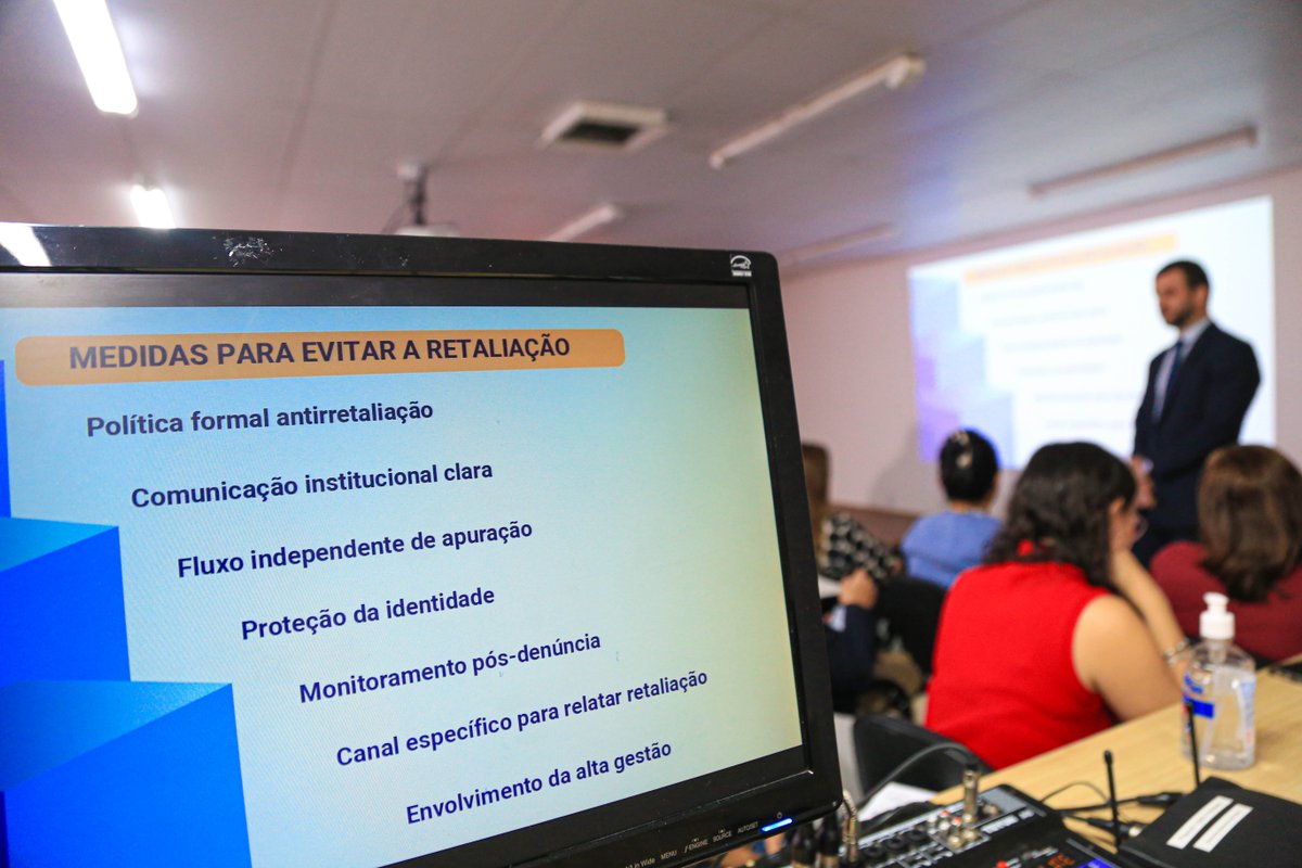 GovernoMA's tweet image. 🛡️ Denunciar irregularidades com segurança é um direito.

🫱🏻‍🫲🏼 No Maranhão, a legislação garante proteção ao denunciante, assegurando sigilo, responsabilidade e prevenção contra retaliações, fortalecendo a transparência no serviço público.

#GovMa