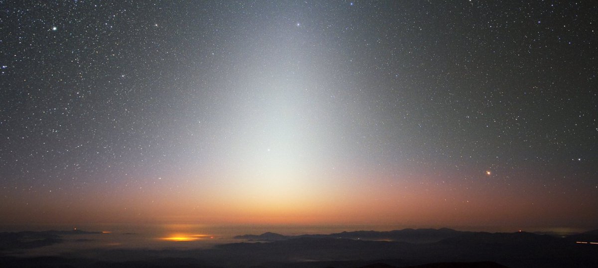 oh_womp's tweet photo. @RudiJansen1972 @LeeMcClymont @qboomer17 @WhiteHouse @NASA Not reflecting, scattering, check mate!

And yeah at the bottom you can see the heavy effects of the atmosphere's scattering i.e. the different colors, but that doesn't refute that it exists lol, mad? https://t.co/Y73fCuvwhr