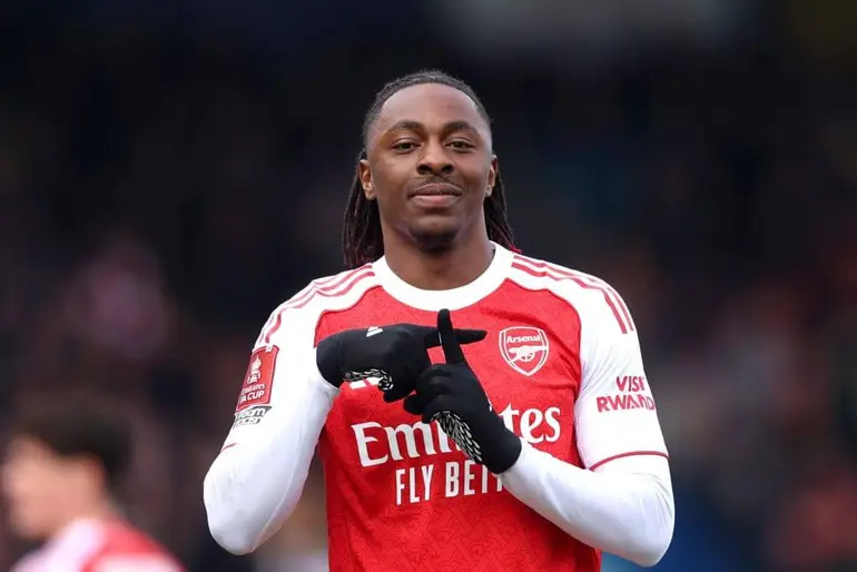 Arsenal_FRA's tweet photo. 🗣️ Mikel Arteta s'il comprend d'avantage Eze suite à sa blessure :

« Je ne savais pas qu'il était aussi déterminé, passionné et prêt à repousser ses limites physiques.

Je ne connaissais pas cette facette de sa personnalité, et il m'a vraiment surpris de manière très forte. À quel point il aime ce sport. Quand on prive quelqu'un de l'occasion de jouer, on voit vraiment sa réaction, et la sienne était… wow.

Son implication au sein et autour de l’équipe, l’énergie qu’il apporte chaque jour. On a également mis à profit ce temps pour identifier les domaines où il peut avoir un impact sur le jeu. On a aussi recueilli son avis sincère sur la façon dont il se perçoit, où il se sent le plus à l’aise, ce qu’il perçoit de l’équipe. On a vraiment bien utilisé ce temps. »