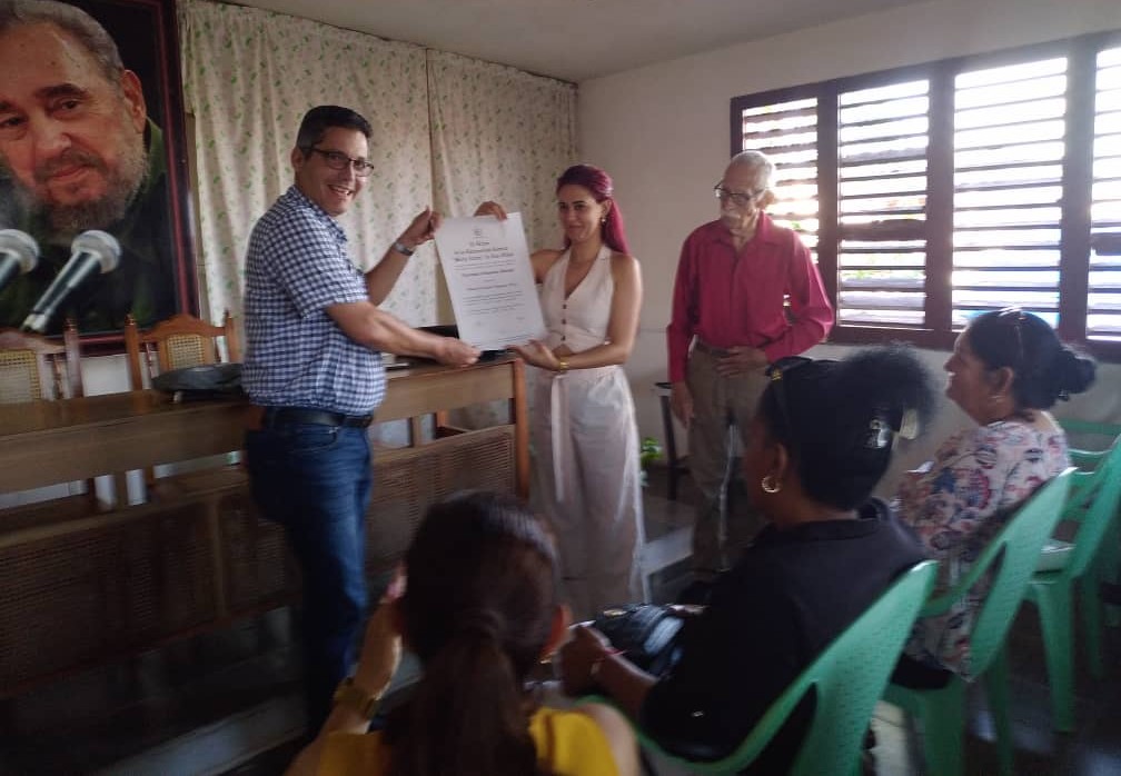 jssalvador03's tweet photo. Aprovechando el espacio de intercambio con estudiantes y trabajadores  de la @UCLVCU nuestro rector @lbolivera73 entrega el título de Licenciada en Educación en Biología (@OrialiFraga ) a nuestra graduada de Santo Domingo. 
 @CUMSantoDomingo #VillaClaraConTodos @FEM_UCLV https://t.co/1lbkjeCV1D