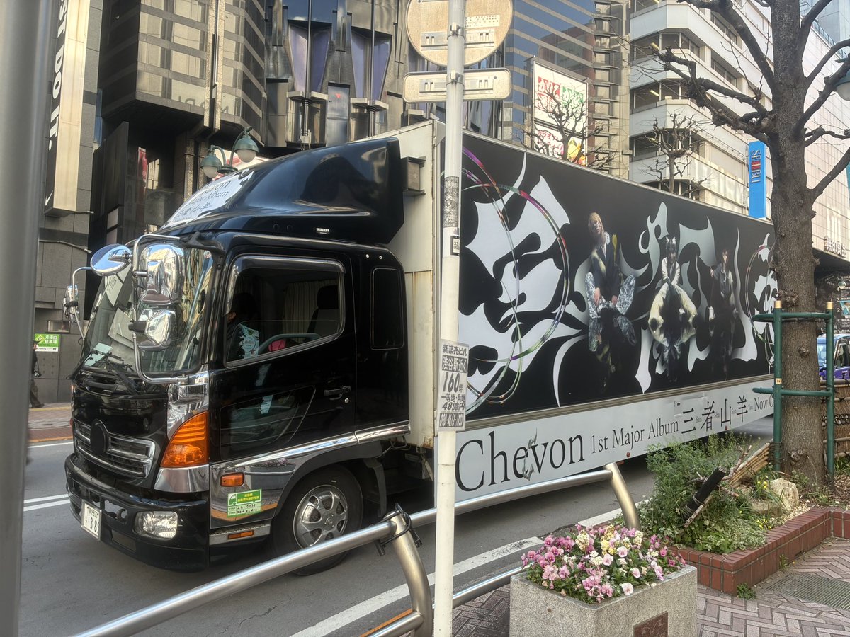 じん tweet media