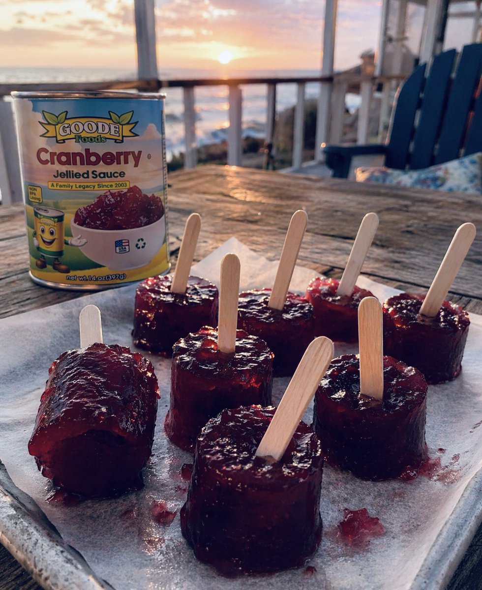 goodefoodsfam's tweet image. Leftover cranberry sauce… turned into candy.

Cranberry sauce lollipops. Not perfect. A little messy. But somehow the first thing gone.

INGREDIENTS
• 1 can Goode Foods Cranberry Jellied Sauce
• 1 packet unflavored gelatin (or reduce sauce longer if skipping)
• 2–3 tbsp water
