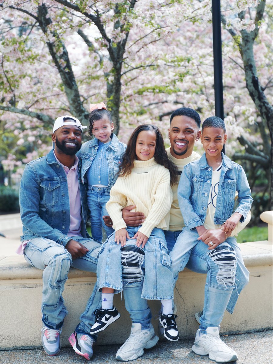 Terrell_Jarius_'s tweet image. Family Photo Friday… aka “everybody look at the camera at the same time” challenge 😂📸

Somehow we pulled it off though 🙌🏾
This is what we actually look like most days, just cleaned up a little 😅

Wouldn’t trade this crew for nothing 💙✨

#family #lgbtq #matchingfamily