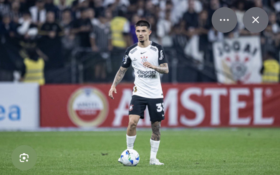 camurzsa's tweet photo. leo mana eh definitivamente o pior jogador que eu ja vi com a camisa do corinthians junto ao robson bambu. facilmente um dos piores, se não o pior, lateral do brasil (e não digo apenas de lateral direito, mas eh simplesmente PATÉTICO todos os quesitos de LATERAL desse cara). https://t.co/z3VqWi6Ilw