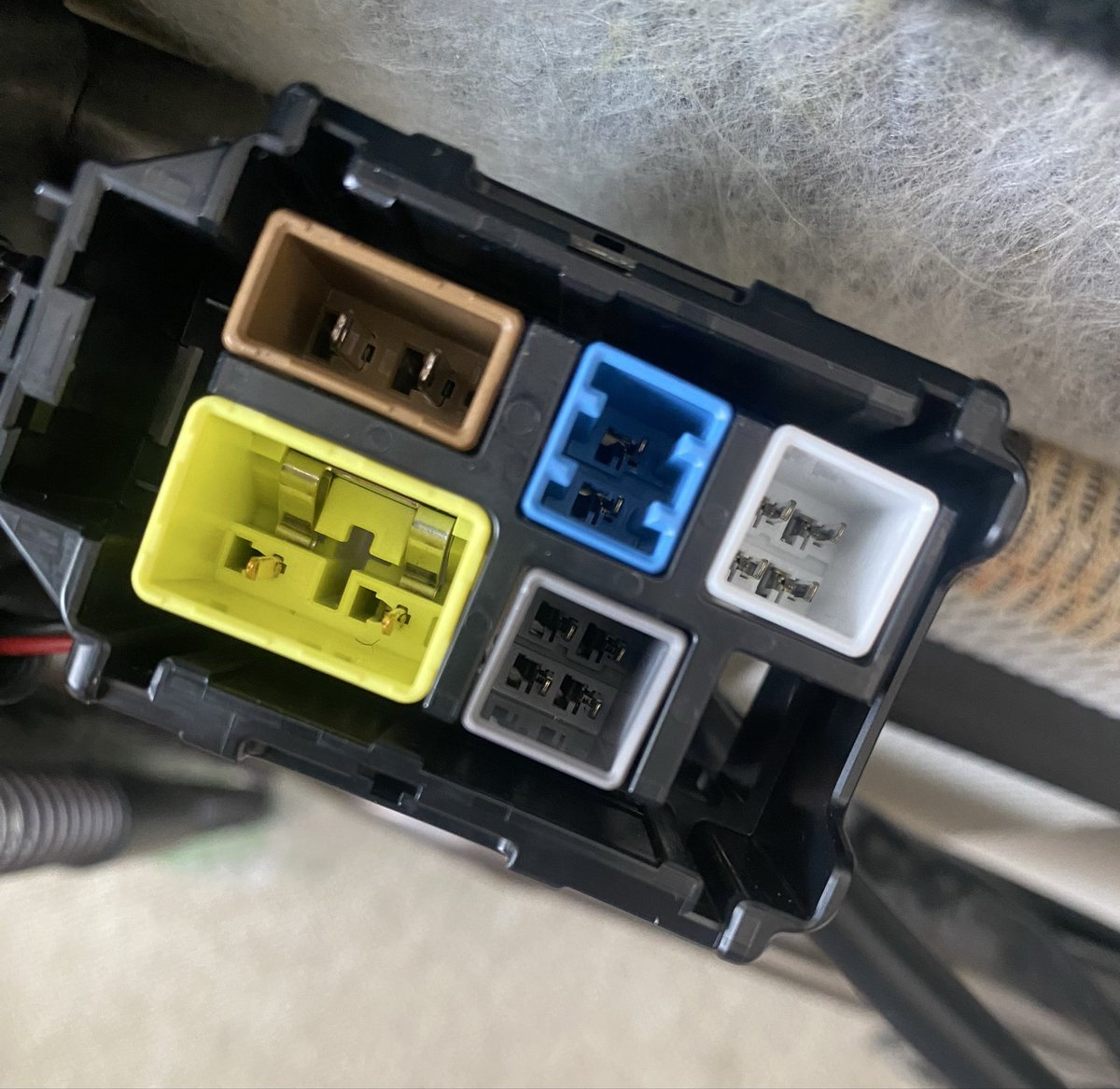 rogoster38333's tweet photo. エレクトロタップという、日頃日の目を見ない脇役が脚光を浴びているらしいので白状すると、自分のロードスターにも1箇所だけ施工してます。助手席の圧力センサーの純正カプラー手前から分岐させて取り出しています。エレクトロタップにアレルギーがあるので何か気持ち悪いままです。水色が圧力センサ https://t.co/x9BC94geUL