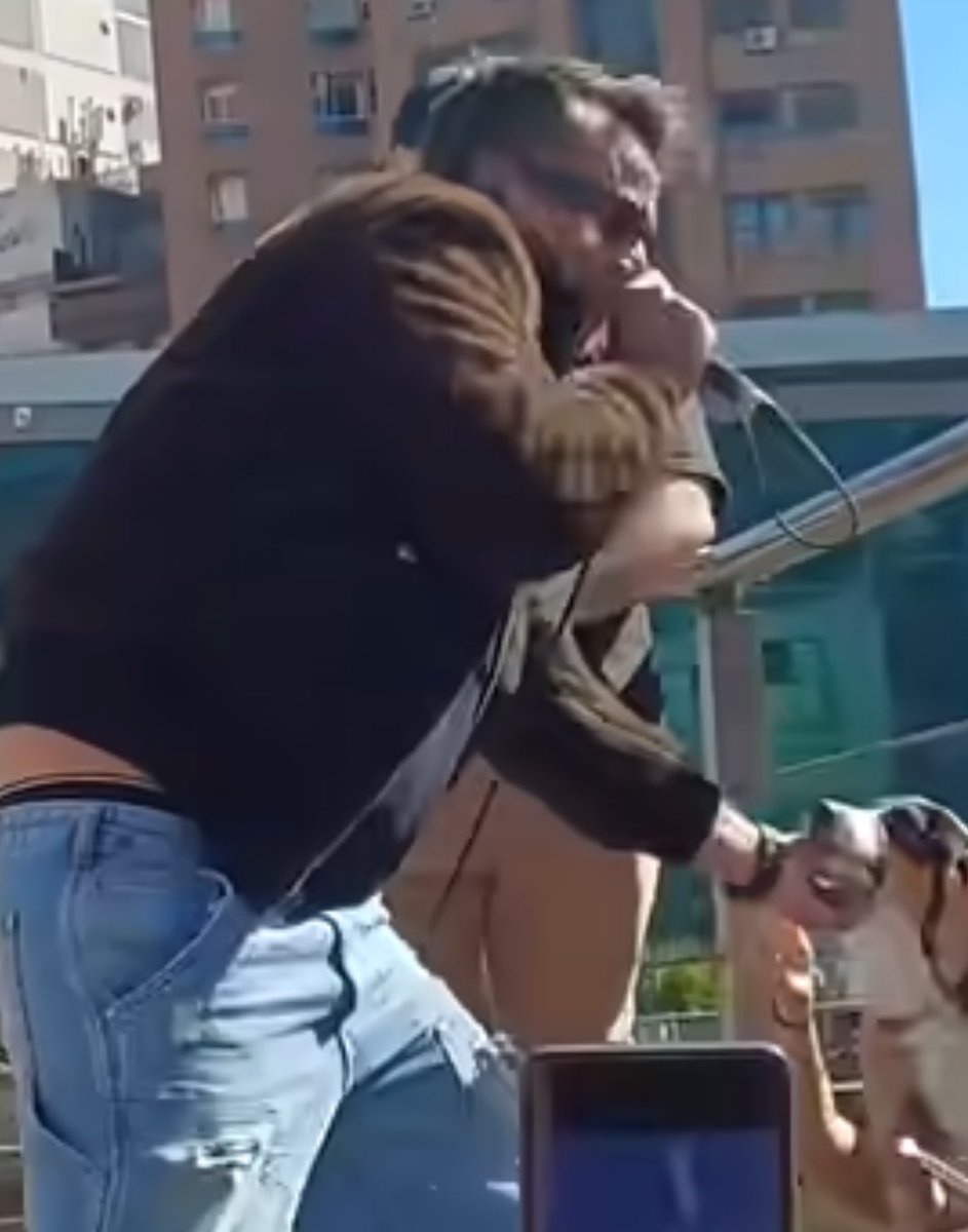 chano acariciando un perro en cordoba xfavor cada dia mas convencida que es el amor de mi vida