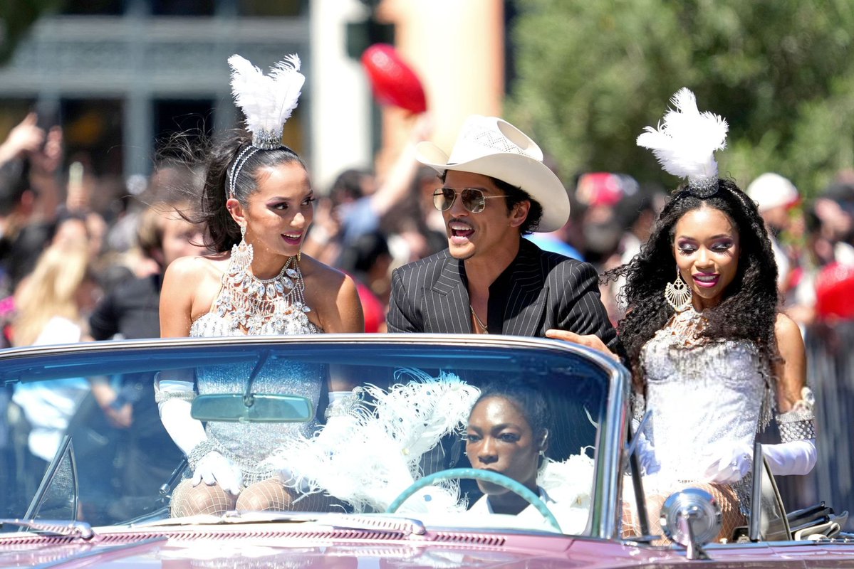 b | the romantic 🌹 tweet media