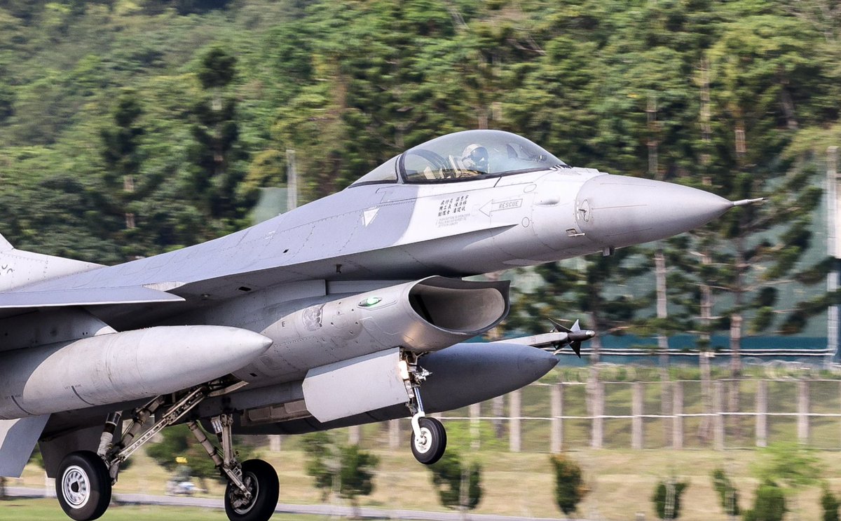 Additional images from recent "Sky Dragon" exercises held around Taiwan:

📸: MNA 