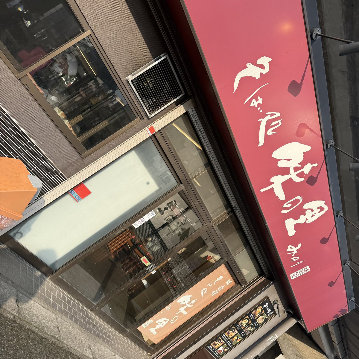 kame_yamo_52ya's tweet image. おはようございます！
さて、今日も川越へ！
その前に昨日に引き続き朝も蕎麦！

なんか昨日飲み過ぎたせいか朝から出汁が飲みたくなった（笑）
あと、春菊美味いよね！
さーて、今日も頑張ろー(๑•̀ㅂ•́)و
#日常 #出張 #モーニング #みのり #南流山