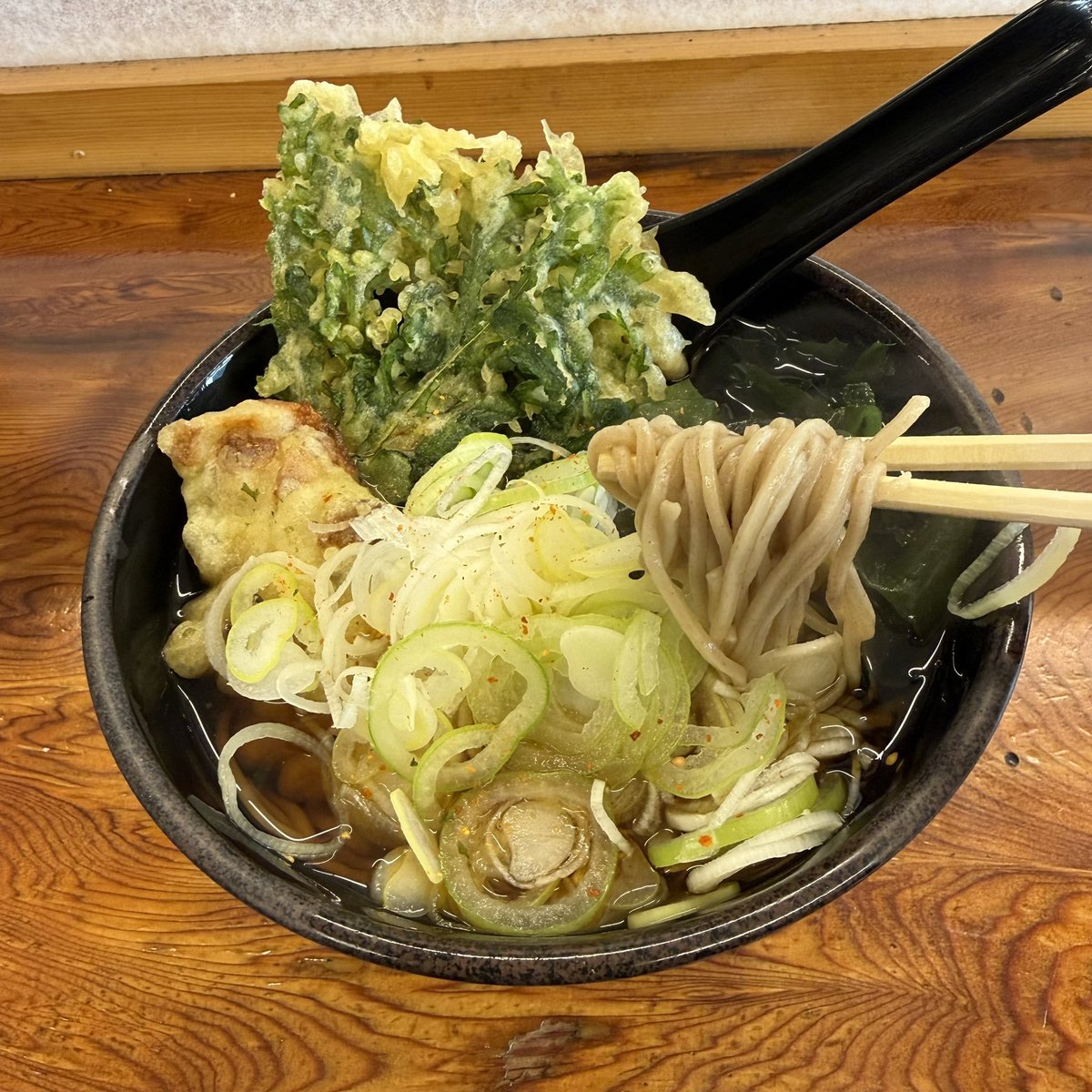 kame_yamo_52ya's tweet image. おはようございます！
さて、今日も川越へ！
その前に昨日に引き続き朝も蕎麦！

なんか昨日飲み過ぎたせいか朝から出汁が飲みたくなった（笑）
あと、春菊美味いよね！
さーて、今日も頑張ろー(๑•̀ㅂ•́)و
#日常 #出張 #モーニング #みのり #南流山