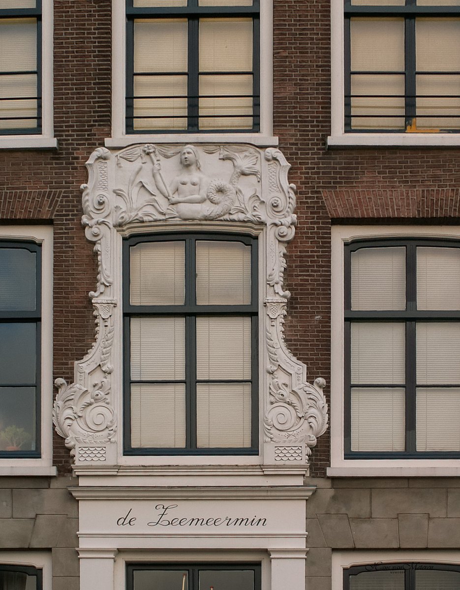 hansvanmeteren's tweet image. De Zeemeermin, een statig patriciershuis (rond 1780) is een van de mooiste panden a.d. Oude Haven in #Nijmegen.  
Geopend in 1604 was dit de eerste (en uiteindelijk enige) verdedigbare haven binnen de stadsmuren. Gedempt 1881-1884 (nieuwe haven buiten de gesloopte stadsmuren).