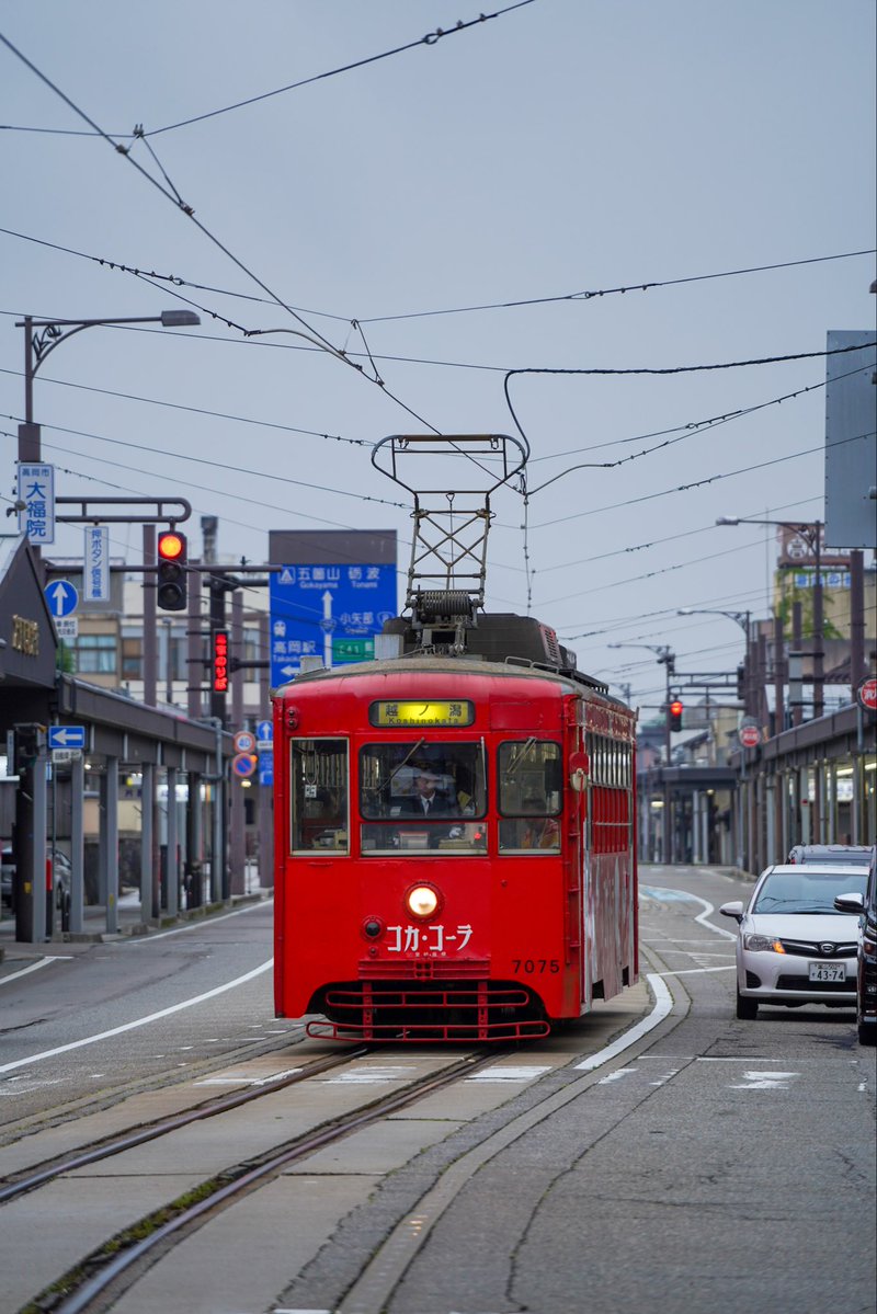 万葉線のすごさは、高岡市周辺の人口規模で「毎時4本」を維持してる運行頻度の高さかな？
高岡駅発車時点でも空席がある状況だけれど、将来的に一部並行する氷見線の3セク化（30分間隔運行）も見据えると、いつか列車本数の減便に伴う車両減で「全車新型」に置き換わる未来もあるかも…？