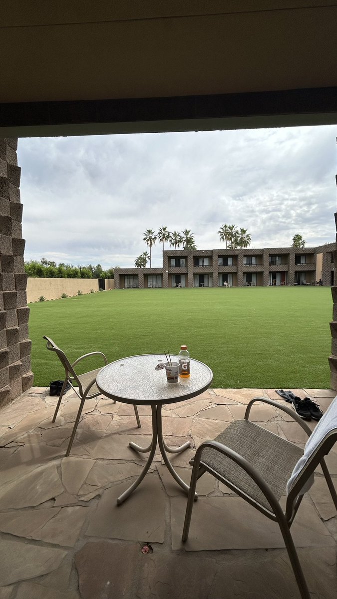 碁盤状の道路が地平線まで続くのをみてアメリカのデカさを感じる。そしてホテルのレストランのメニューを見て己の貧しさを知る。腹減ったので早速カップ麺で腹ごしらえ