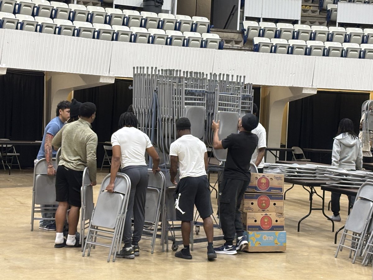 It was great to be helping hand for an amazing cause in the Brownwood Community yesterday at The Empty Bowls Project! 
#StingEm
#TearOffTheRoof