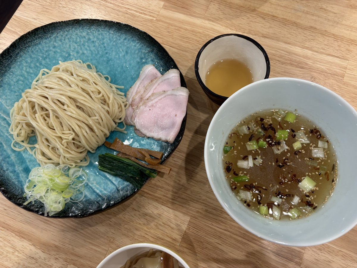 fd3s5red's tweet photo. 【限定】生姜塩つけ麺
生姜がグイっとくる大人仕様��滑らかで小麦感のある自家製麺が合わさる。綺麗なお皿に盛られた具もそれぞれ秀逸。
家族でMIXワンタン醤油、海老ワンタン塩をシェア。どれも好みの味わいで旨い。
我が子のHCSシャツもサイズ感が丁度良くなってきた。
ご馳走様。

#地球の中華そば https://t.co/CwUzLYUtjK