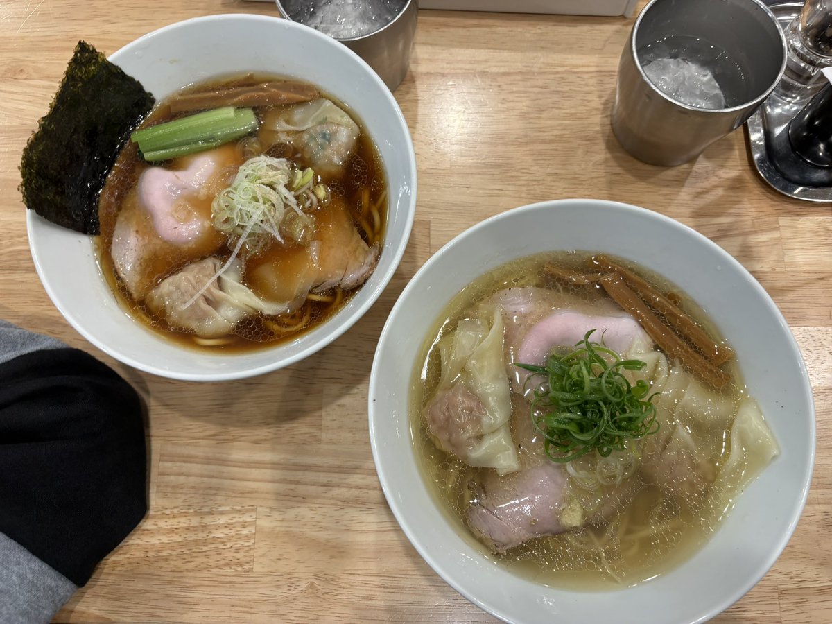 fd3s5red's tweet photo. 【限定】生姜塩つけ麺
生姜がグイっとくる大人仕様��滑らかで小麦感のある自家製麺が合わさる。綺麗なお皿に盛られた具もそれぞれ秀逸。
家族でMIXワンタン醤油、海老ワンタン塩をシェア。どれも好みの味わいで旨い。
我が子のHCSシャツもサイズ感が丁度良くなってきた。
ご馳走様。

#地球の中華そば https://t.co/CwUzLYUtjK