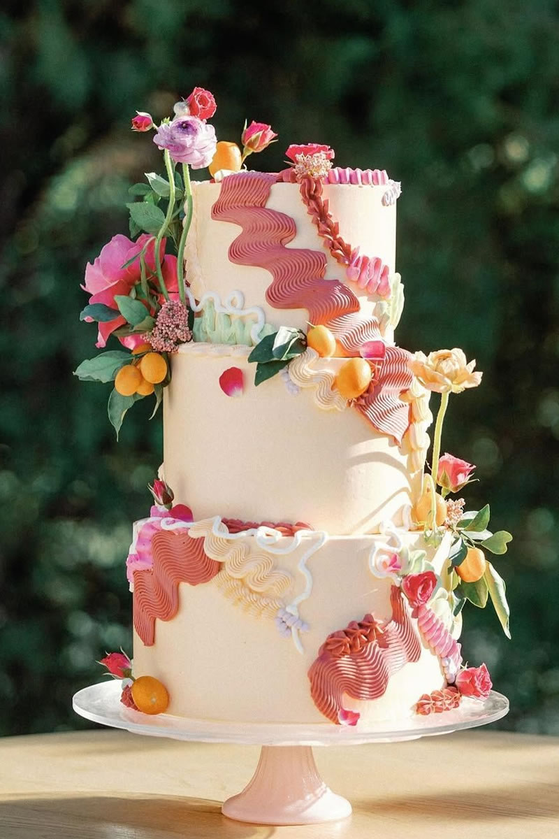 FianceeBodas's tweet image. Los ‘chaos cake’, la mejor opción para el postre nupcial en esta primavera: fianceebodas.com/articulos/2026…