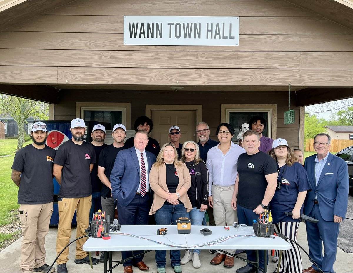OK_Broadband's tweet photo. The office was in Nowata County, celebrating the launch of a $1.5 million broadband expansion project.

Atlas Broadband will be connecting the entire town of Wann with high speed internet via fiber optic technology. https://t.co/4kkloI8340