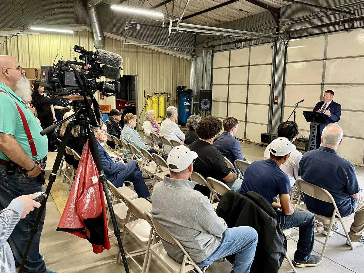 OK_Broadband's tweet photo. The office was in Nowata County, celebrating the launch of a $1.5 million broadband expansion project.

Atlas Broadband will be connecting the entire town of Wann with high speed internet via fiber optic technology. https://t.co/4kkloI8340