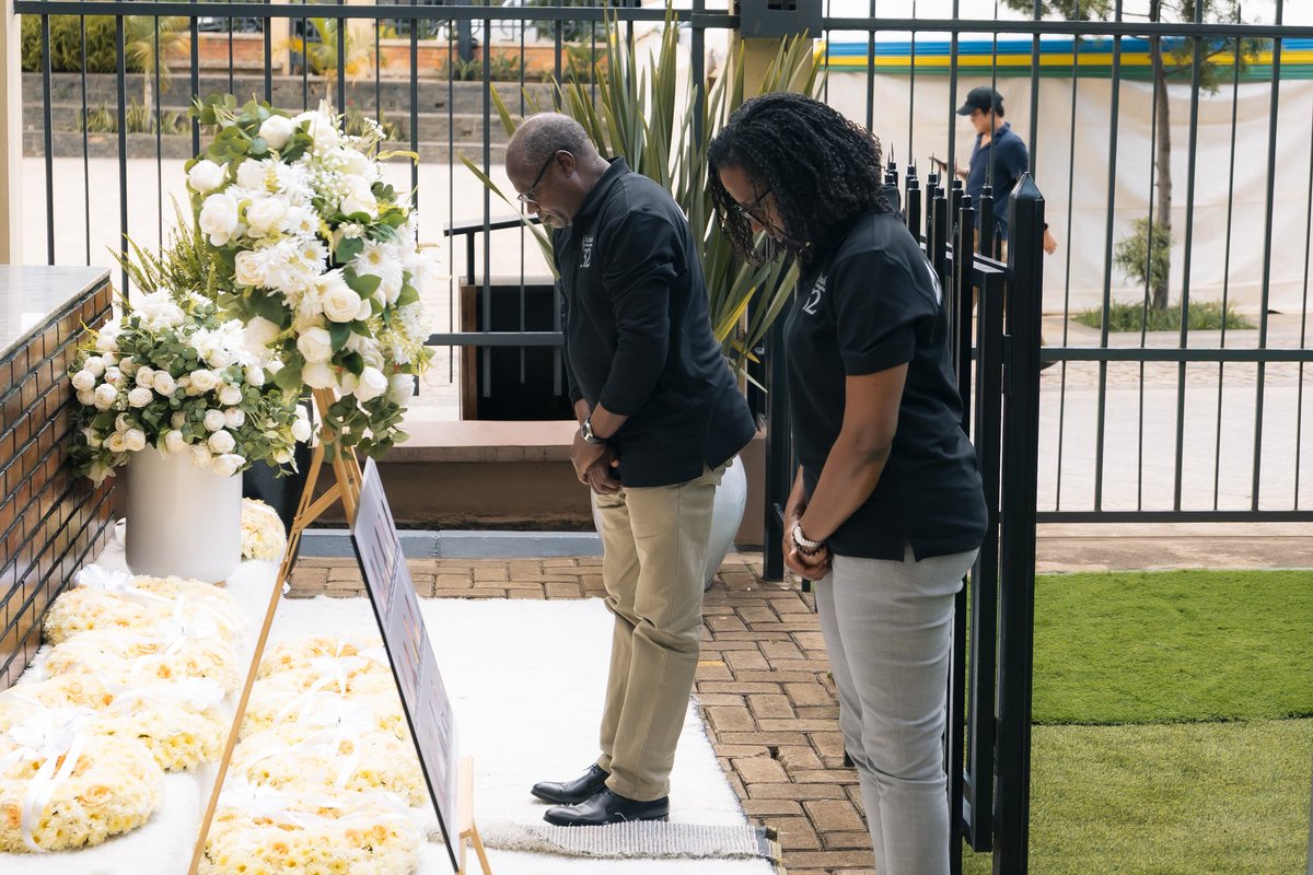 BankofKigali's tweet photo. Kuri uyu wa Gatanu, @BKGroupPLC yakoze igikorwa cyo kwibuka abazize Jenoside yakorewe Abatutsi mu 1994. 

Iki gikorwa cyatangiriye ku kicaro gikuru cya Banki ya Kigali, aho abayobozi muri BK Group bifatanyije n’imiryango y’abahoze ari abakozi ba Banki ya Kigali bazize Jenoside yakorewe Abatutsi mu 1994, mu kubibuka. 

Iki gikorwa cyakomereje ku rwibutso rwa Jenoside rwa Kigali ku Gisozi, aho abakozi ba BK Group bunamiye ndetse banashyira indabo ku mva z’abazize Jenoside yakorewe abatutsi mu 1994, bahashyinguye. 

Nyuma y’aho hakurikiyeho kumva ubuhamya n’ ibiganiro. 

#Kwibuka32
