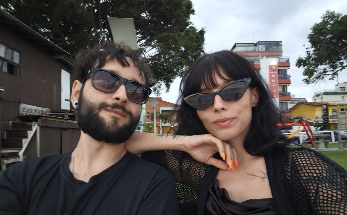 resumo de hoje?

- fomos num parque aquático

- caminhamos muito pra ver pedras

- vimos o por do sol

- usamos óculos escuros quando já não tinha tanto sol, porque é descolado 😎