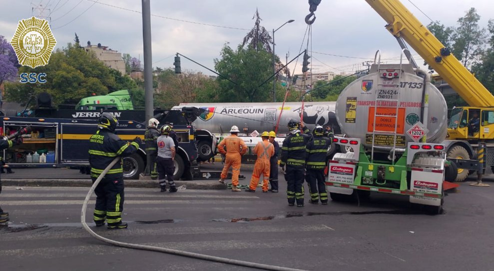 OVIALCDMX's tweet image. #PrecauciónVial | Corte a la circulación sobre Sur 122 a la altura de Av. Observatorio, personal de #Tránsito de la #SSC en conjunto con @Bomberos_CDMX, continúan con maniobras en Av. de las Torres y Sur 122, para el retiro de pipa, luego de percance. Evite la zona.