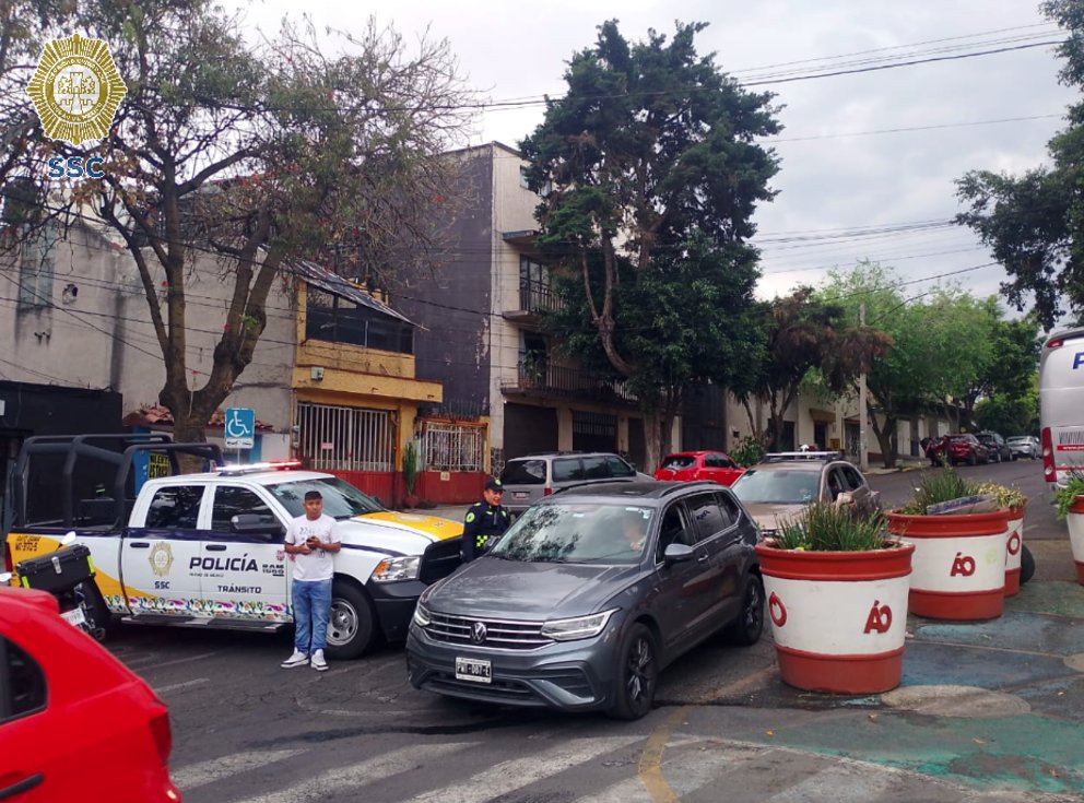 OVIALCDMX's tweet image. #PrecauciónVial | Corte a la circulación sobre Sur 122 a la altura de Av. Observatorio, personal de #Tránsito de la #SSC en conjunto con @Bomberos_CDMX, continúan con maniobras en Av. de las Torres y Sur 122, para el retiro de pipa, luego de percance. Evite la zona.