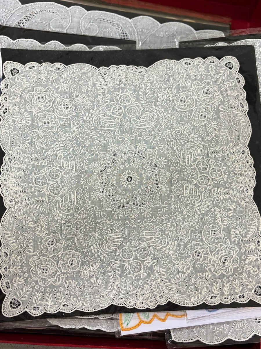 汕頭刺繍もう作れないものです。 スワトウ刺繍が生産停止してるとは。復活する可能性はあるのかしら
