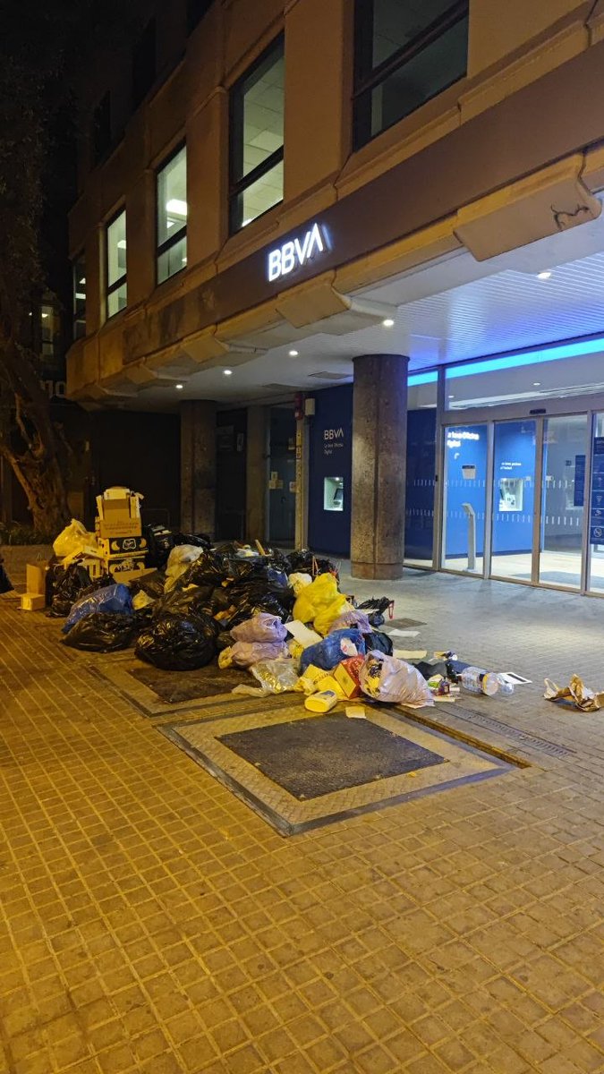Així queda cada nit el carrer Francesc Layret des de fa setmanes.

Els contenidors hi són fins a les 23 h. Però les cuines dels locals tanquen a les 0 h i, x motius sanitaris, no es poden quedar les escombraries a dins fins l'endemà al vespre.

Un govern q fa les coses com el cul