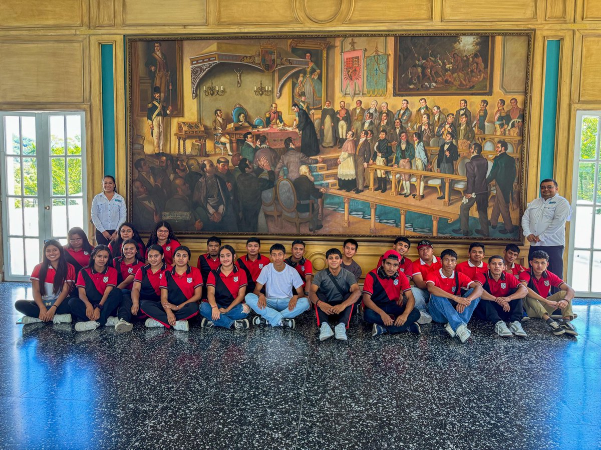Una experiencia llena de historia, alegría y aprendizaje vivieron los estudiantes del Instituto Nacional de Alegría, con su visita a la Biblioteca Nacional (BINAES) y la Ex Casa Presidencial. 🇸🇻

Este día, mi compañero de fórmula, Dr. Nelson Orellana, en mi representación,