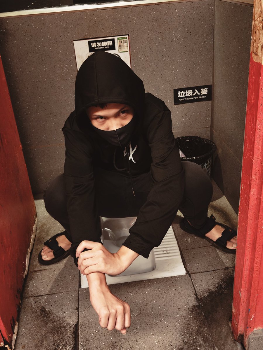 li19so's tweet photo. 感觉自己像那种cult片里面的男主，神秘深邃危险神出鬼没，带有旁人无法理解的品味和气质。 https://t.co/szjh6gbIQG