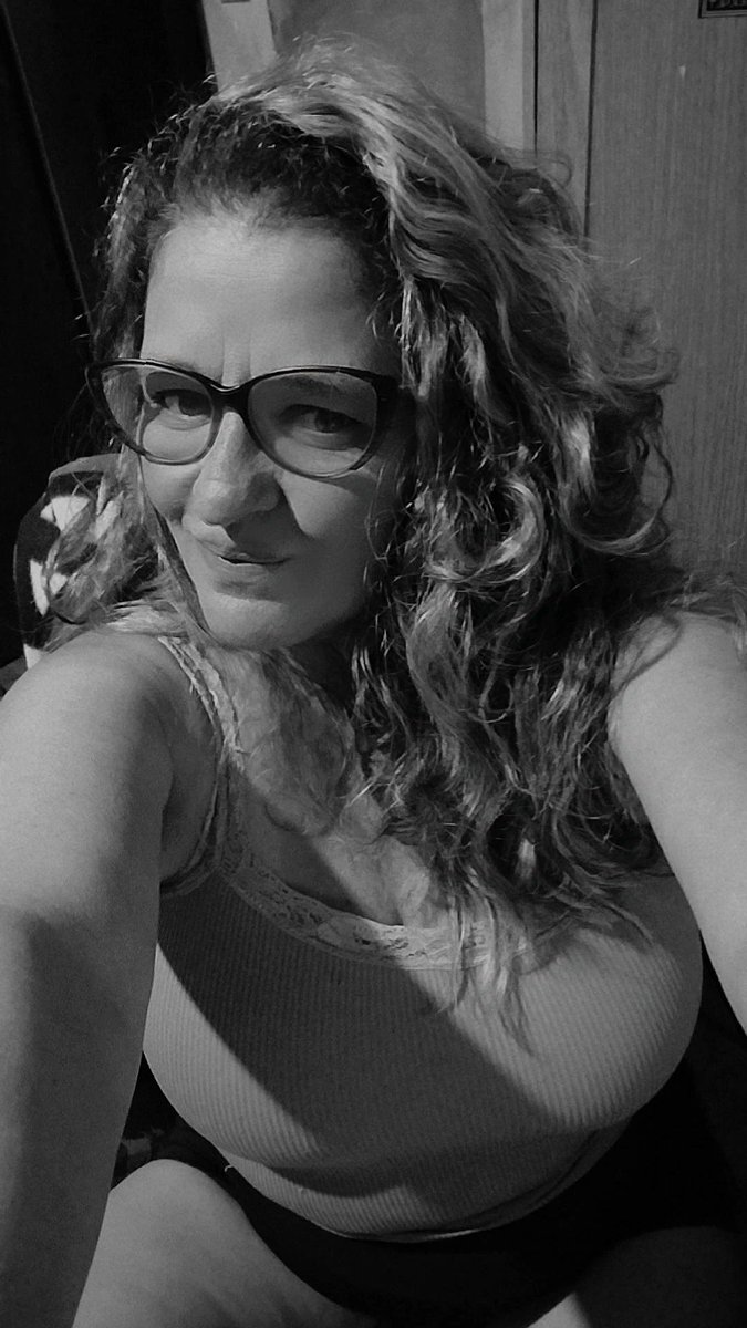 Amo fotos  preto e branco , esta ficou show .
Olha ninguem diz que esta senhora está prestes a completar 61 anos 
Olha que eu me surpreendo as vezes que cheguei a esta idade kkk
Contagem regressiva pro meu niver falta 2 dias .