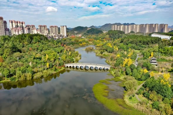 ChinaSunSong's tweet image. The 2026 Colorful #Guizhou Marathon Super League (Stop 2) &amp;amp; #Zunyi Marathon will be held on April 12! Experience pure energy as you race through Zunyi's city parks, modern landmarks, and stunning spring landscapes. #ZunyiSports @guiyang @ChnAmbXIAO
