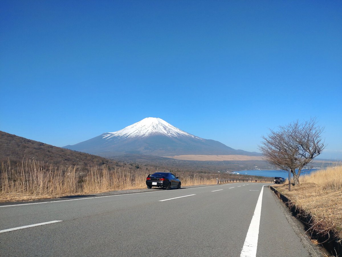 banz111's tweet photo. 昨日の午後に新潟を出て、下道のんびり走って早朝の富士山を見れました。快晴です。
#富士山
#レビン
#おにぎり https://t.co/2AgrQEz8yF