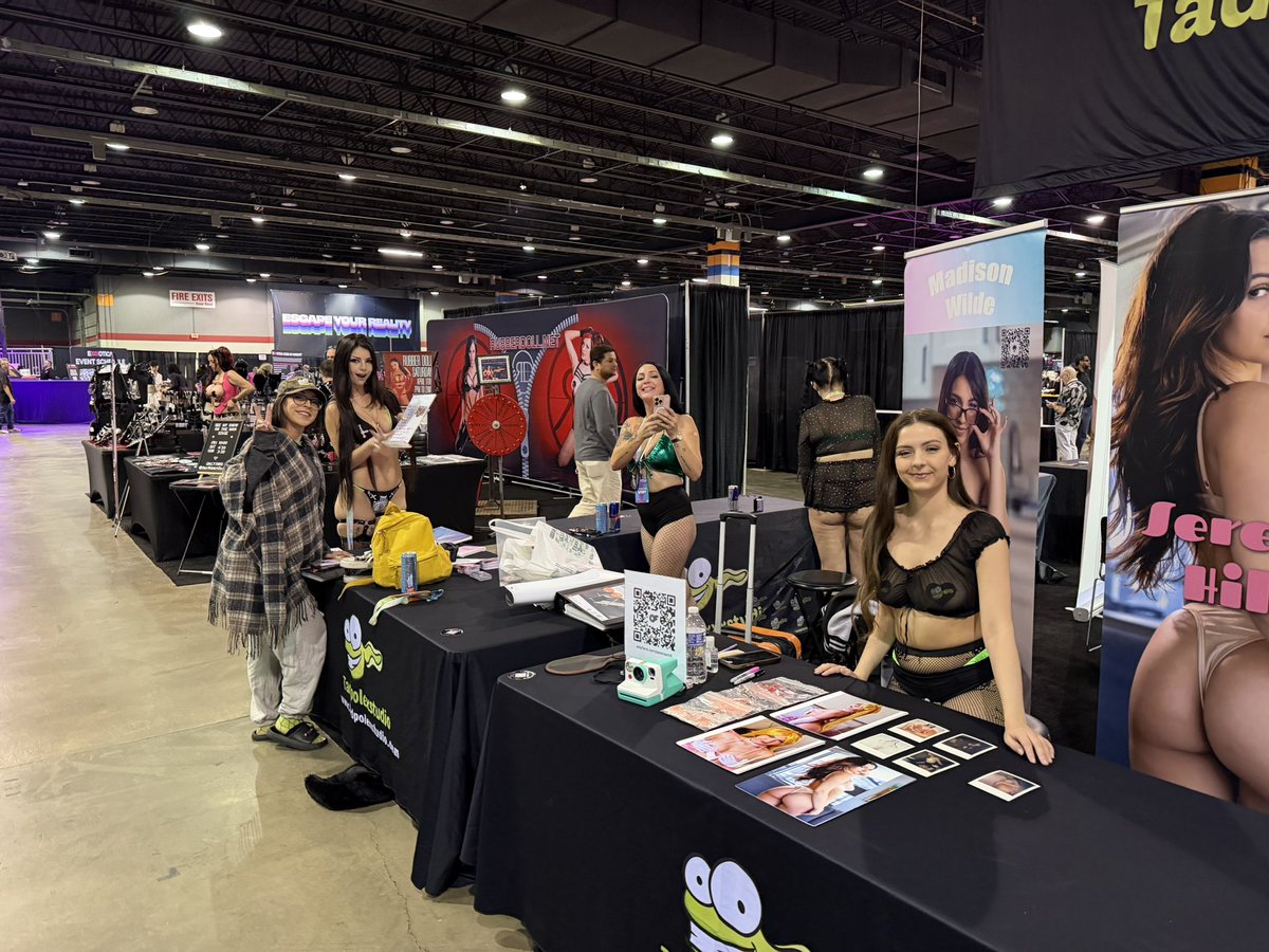 TPXSMovies's tweet photo. Day 1 Chicago @EXXXOTICA!! Doors just opened! 

In images: @EmmaSirus @CalledHerLilith @lil_nemo00 @playserena @lackofskillets @RebelRhyderXXX @TinyKhloe @CaptainJackADT @RexRadiation https://t.co/2CQriaLDIM