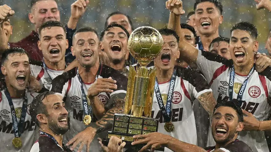 El orgullo de ser hincha de Lanús aplica para todas las épocas. Salimos del pozo de la C y dimos la vuelta en el Maracaná.

Hay otros que se fueron tres veces a la tercera categoría y hacen de cuenta de que eso nunca pasó.

El que olvida su historia...