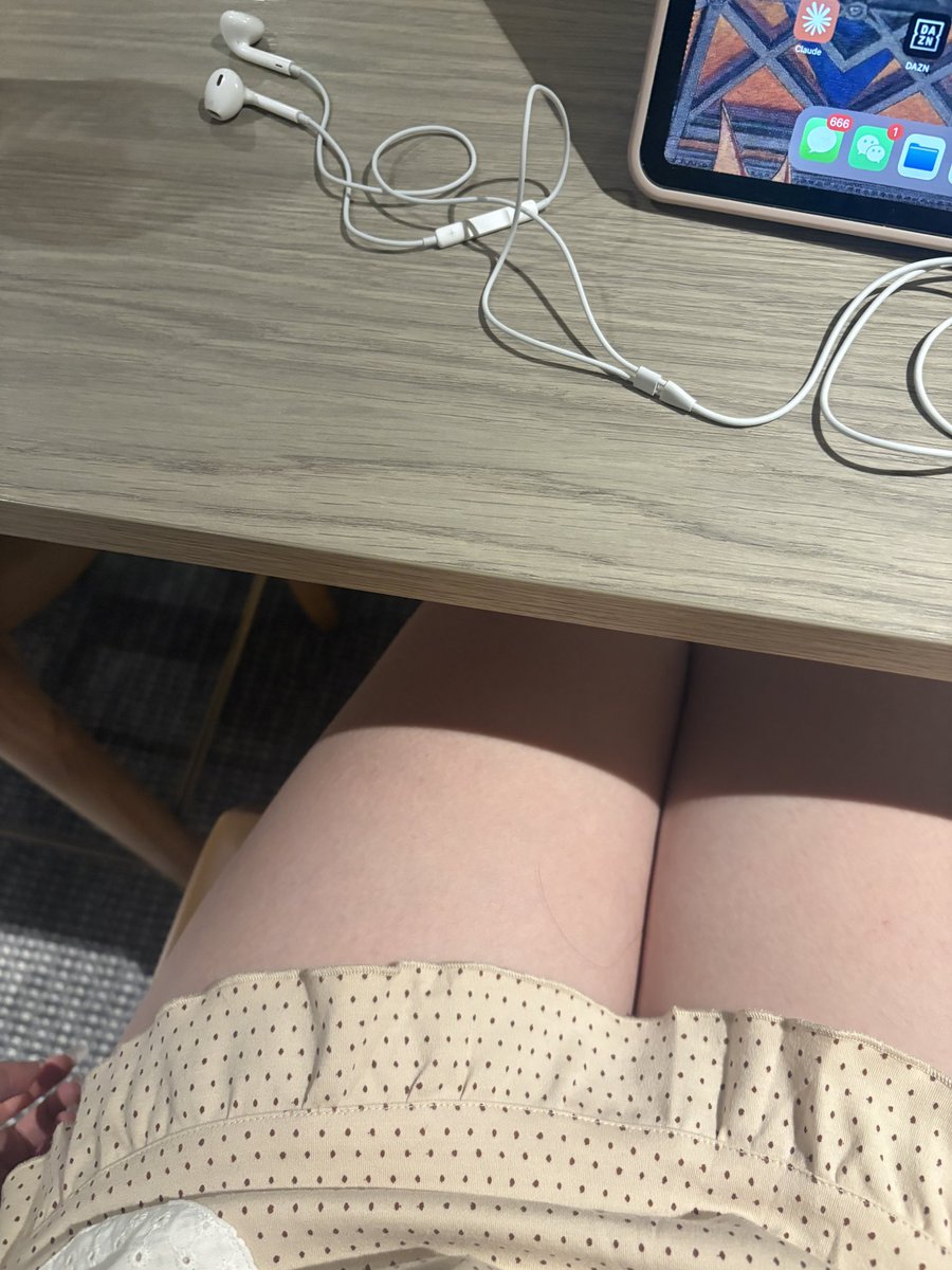 xzuohsl's tweet photo. 我好白…
就这样不穿内衣内裤坐在青旅的公共区
#处女 #女大学生 #腿照 #羞辱 #bbw #露出 https://t.co/y7Fv6ZcHXV