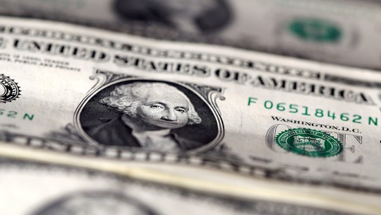 #ECONOMIA Dólar cai e encosta em R$ 5 pela 1ª vez em 2 anos; Ibovespa bate novo recorde ao superar 197 mil pontos.