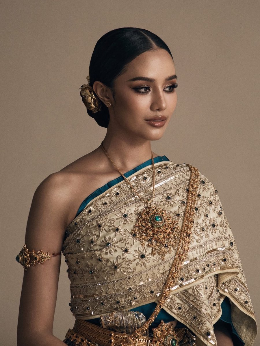 Alexa4Shu's tweet image. #ChudThai by #MissWorld2025
#OpalSuchata 
#ThaiDress #ThaiNationalCostume